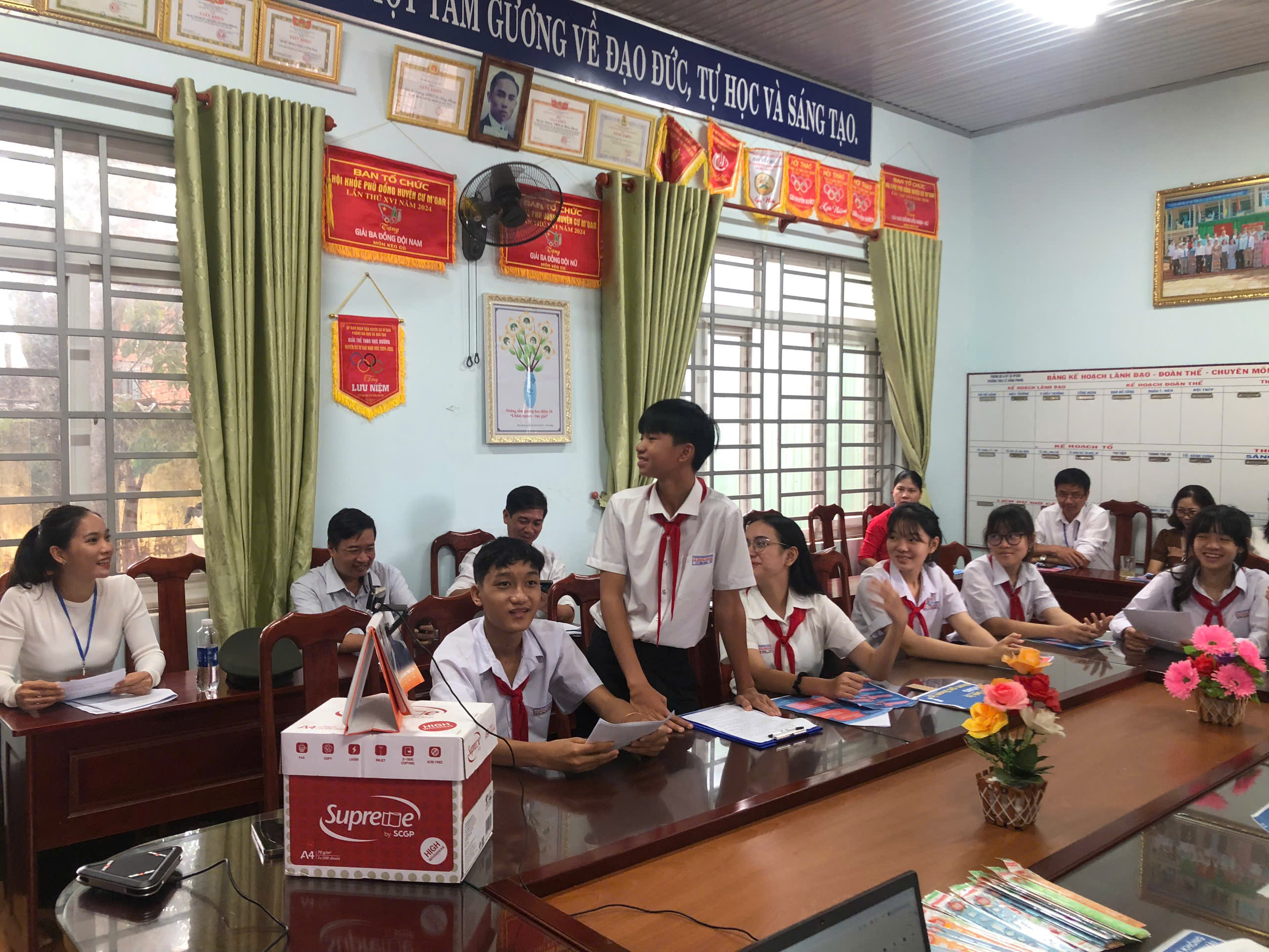 cac em hoc sinh dat cau hoi